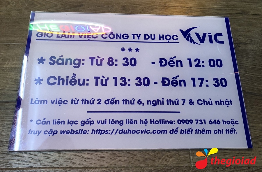 Bảng Mica tên công ty – góc nhìn 4