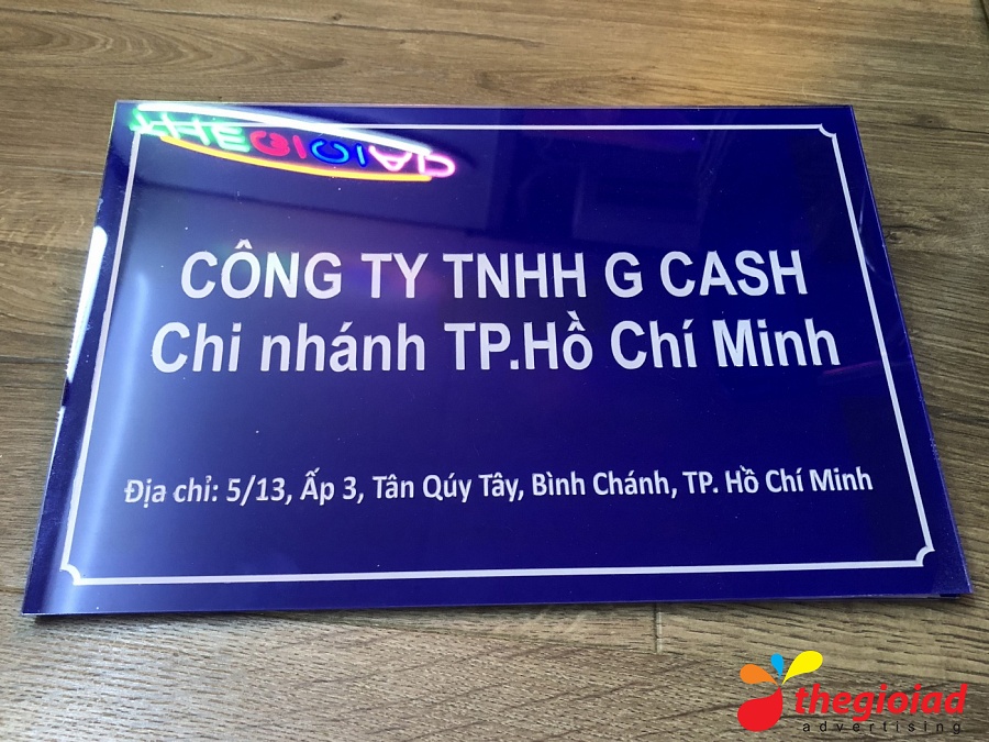 Bảng Mica tên công ty – góc nhìn 2