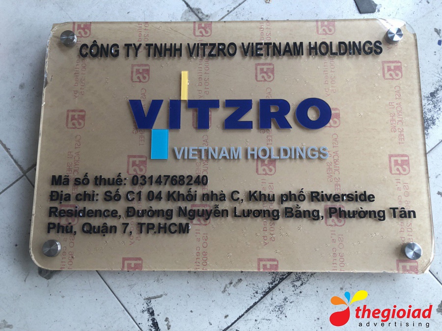 Bảng Mica tên công ty – góc nhìn 8