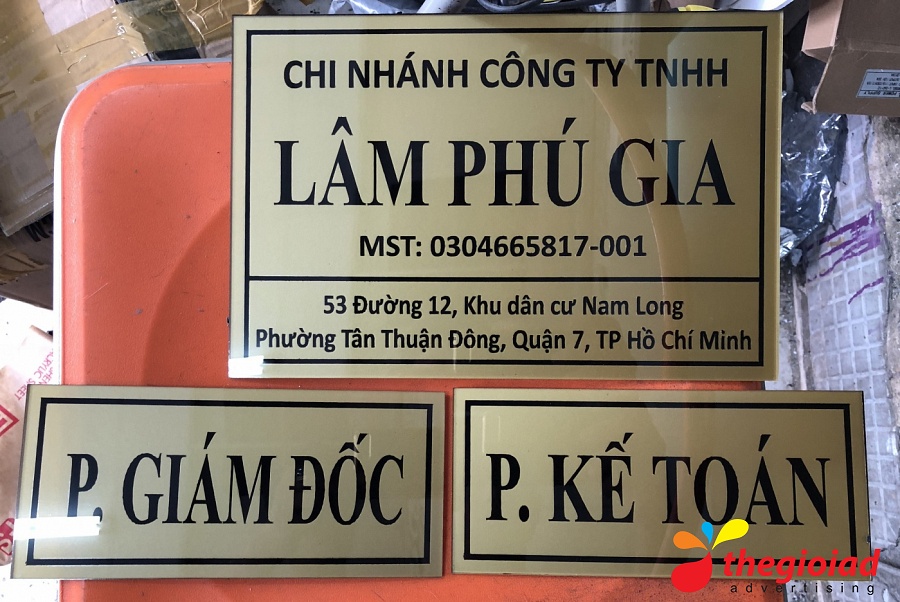 Bảng Mica tên công ty – góc nhìn 6