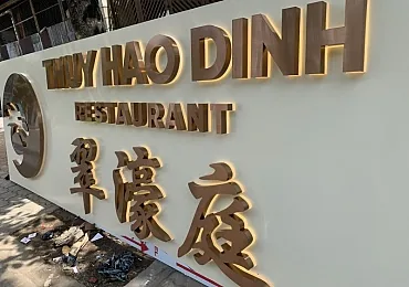 Mica hay Inox: chọn loại nào cho bảng hiệu?