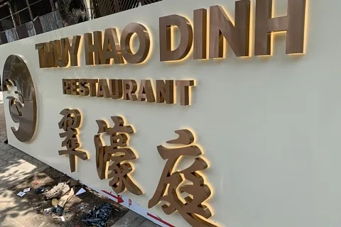 Bảng hiệu chữ Inox hắt sáng chân