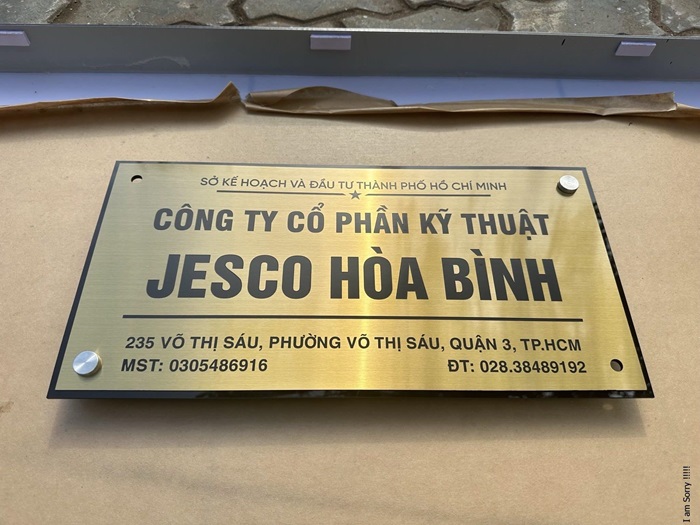 bảng công ty trong nhà