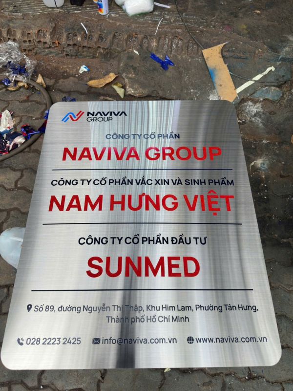 bảng tên công ty in uv