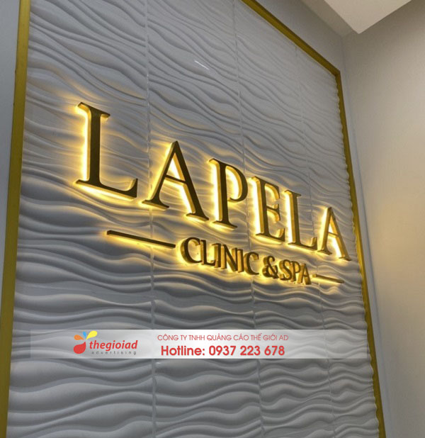 bảng hiệu chữ nổi inox trong nhà