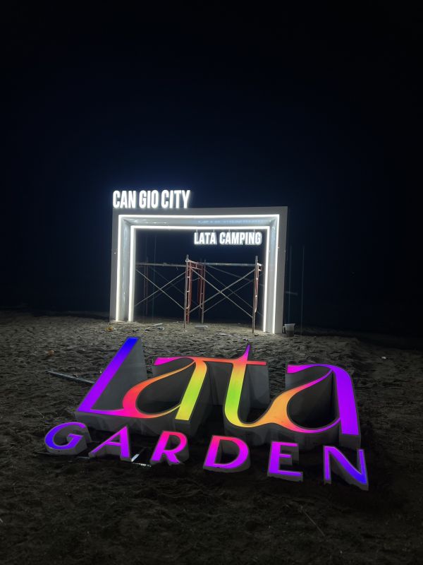 bảng quảng cáo chữ nổi mica