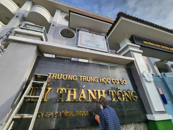 bảng hiệu chữ inox vàng