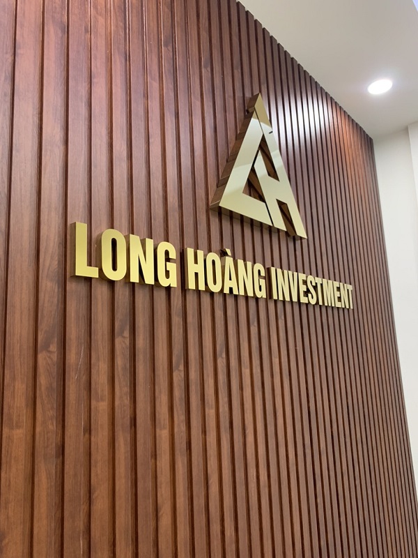 bảng hiệu chữ inox vàng trong nhà