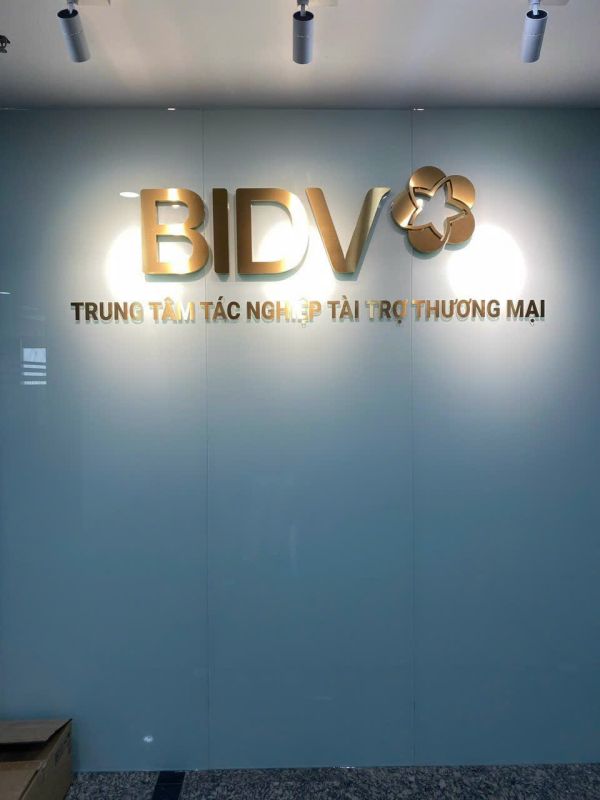 chữ inox trong nhà