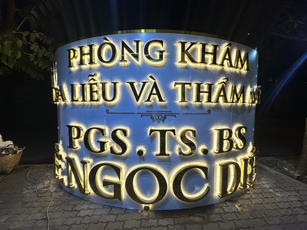 chữ inox đèn led sáng chân