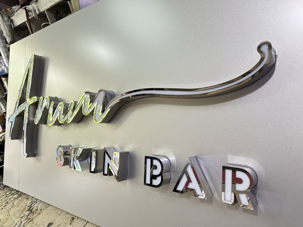 chữ inox trắng mặt mica