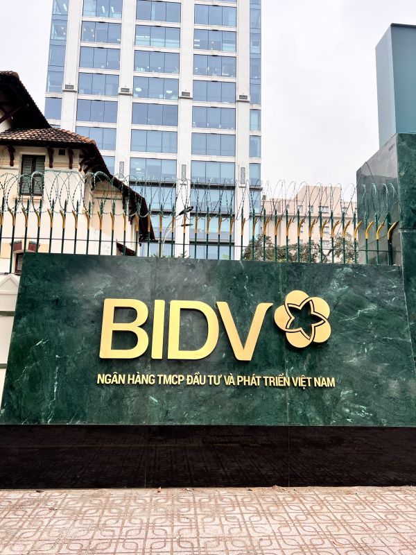 chữ inox đặc ngoài trời