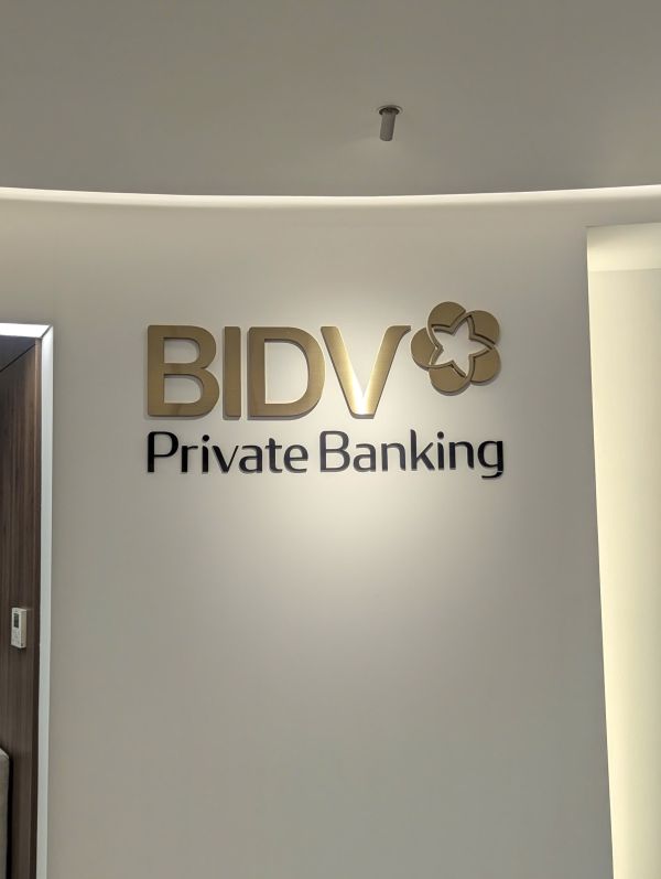 chữ inox vàng trong nhà