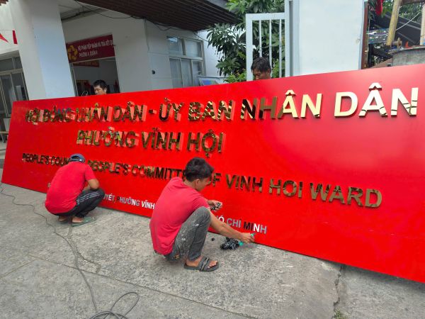 bảng hiệu alu chữ inox ngoài trời