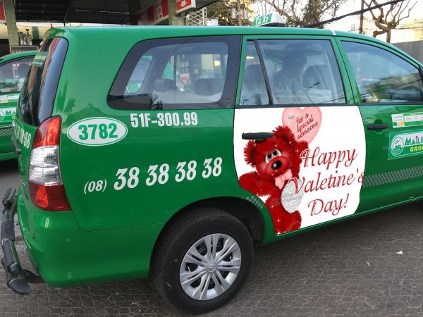 decal quảng cáo trên ô tô