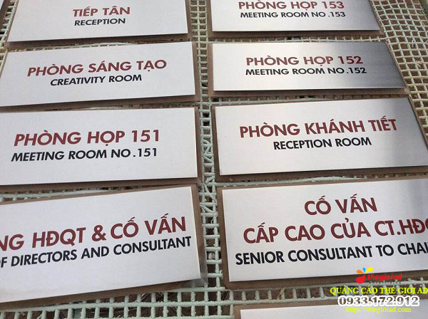 bảng chỉ dẫn inox ăn mòn