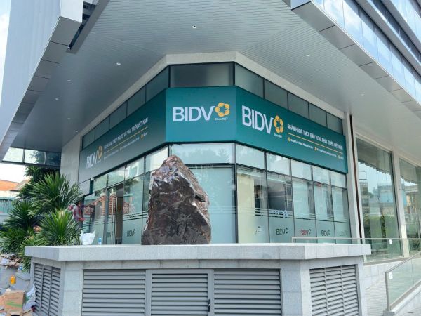 bảng hiệu ngân hàng bidv