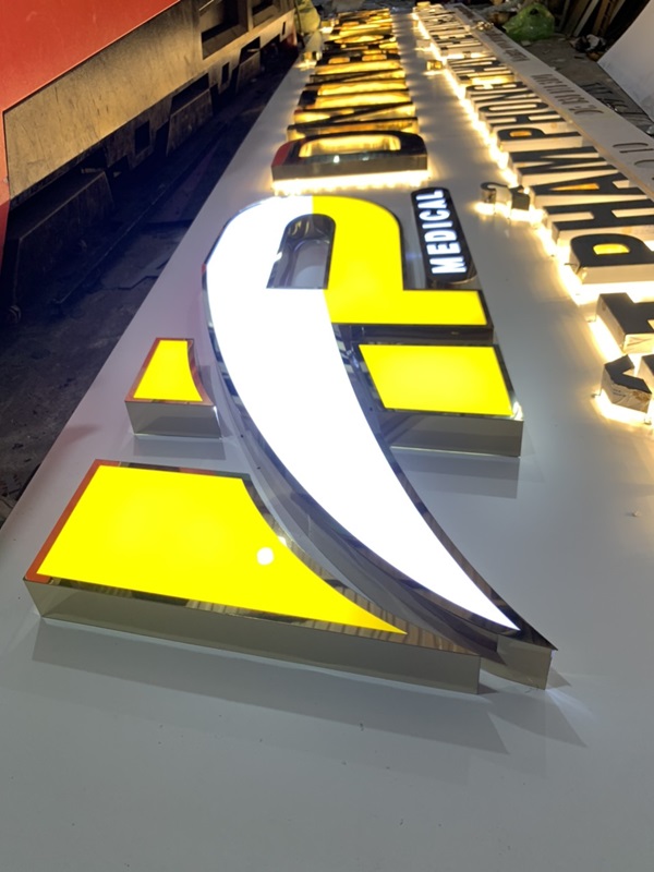 chữ nổi mặt mica viền inox