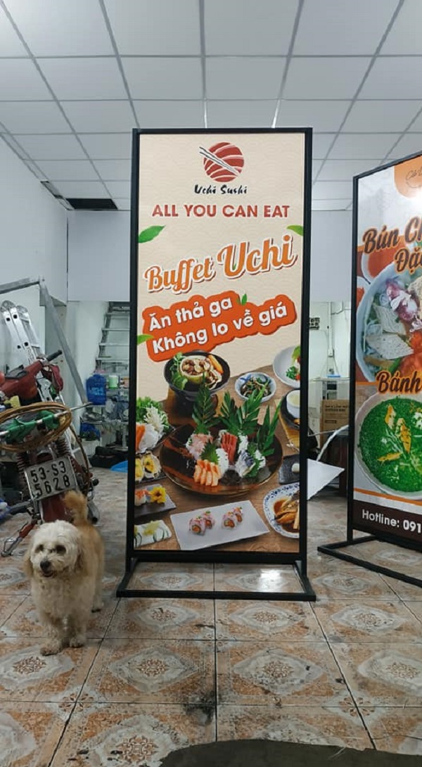 bảng hiệu standee khung sắt