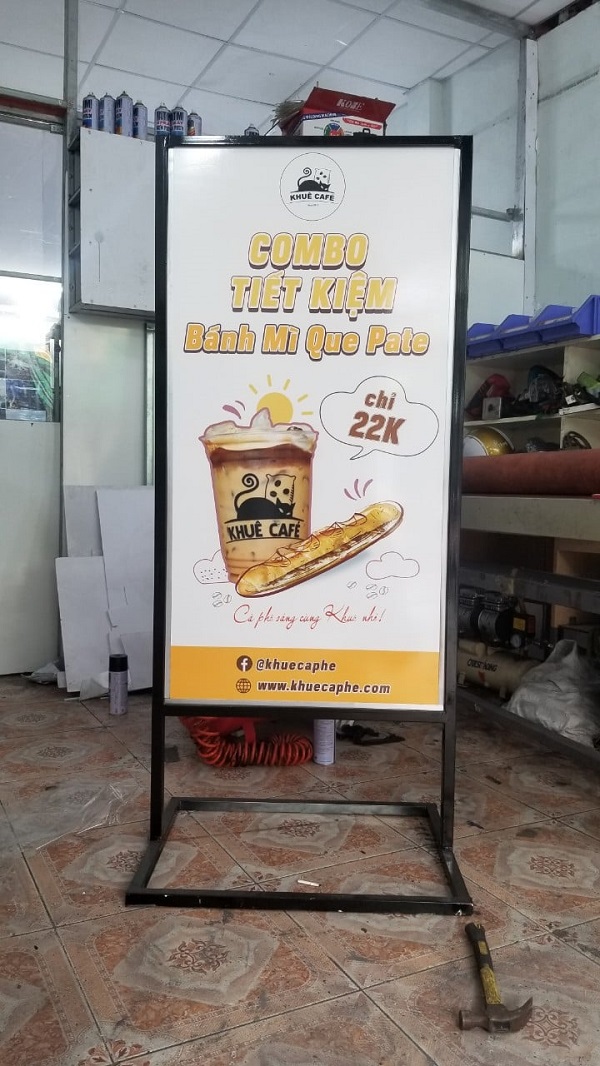 standee chân khung sắt