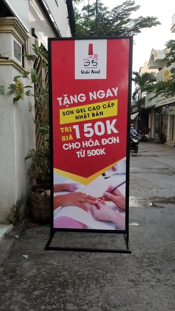 standee chân khung sắt