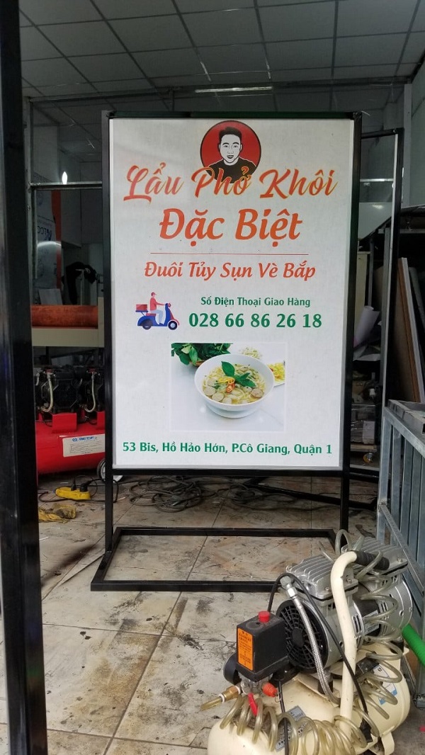 standee chân khung sắt