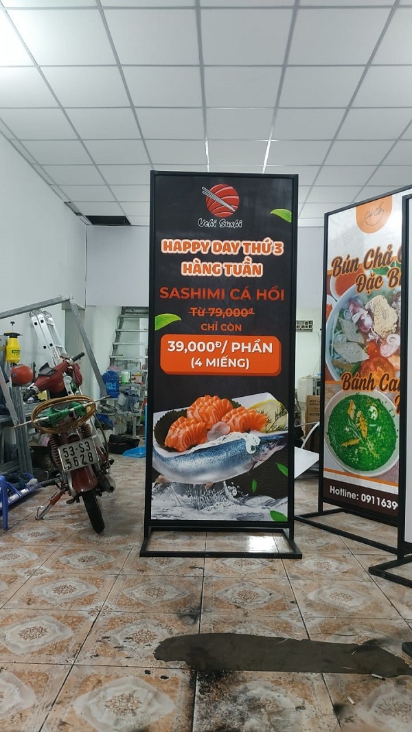 standee chân khung sắt