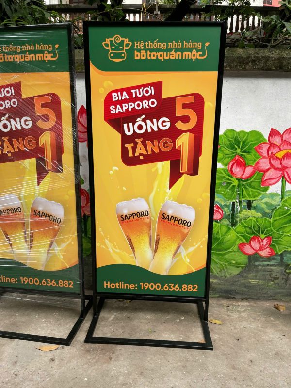 standee khung sắt