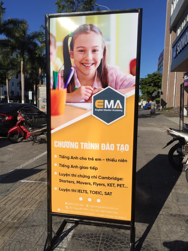 standee sản phẩm
