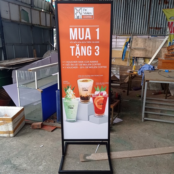 làm standee chân sắt làm standee chân sắt